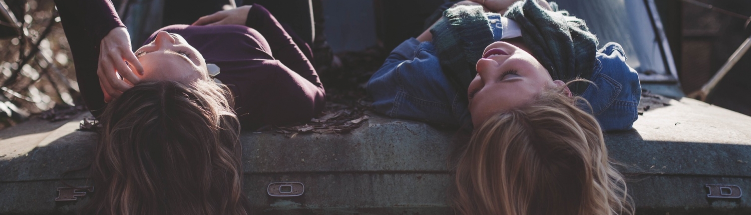 girls laughing on car-1209321_1920